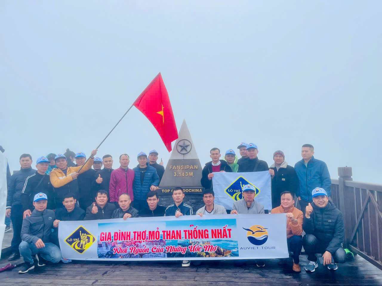 Hundreds of miners of Thong Nhat Coal Company were sightseeing and relaxing in Sa Pa and Cat Ba. Photo: Pham Thi Nga