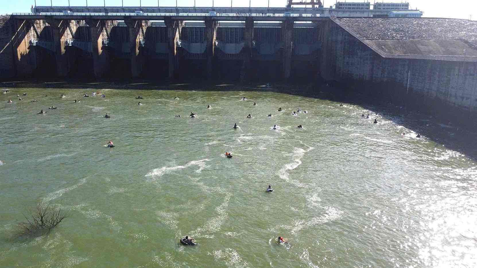 La central hidroelectrica de Tri An cerro oficialmente a partir de las 8 de la mañana del 2 de diciembre y se regulara de manera flexible segun el desarrollo del tiempo. Foto: HAC