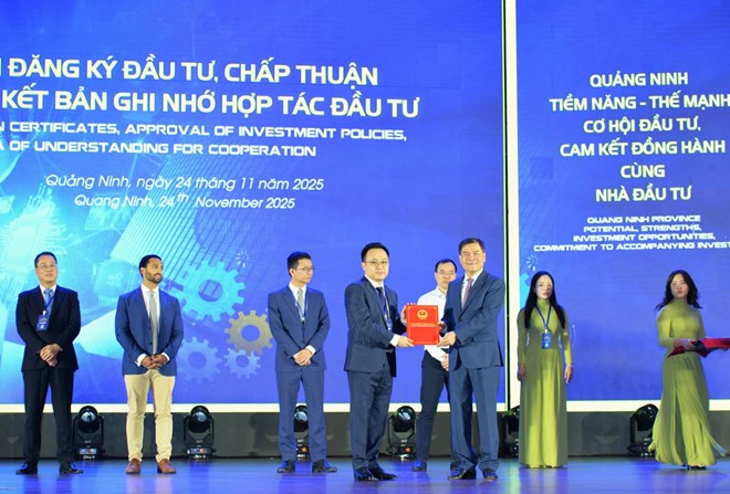 Quang Ninh presented the decision approving the investment policy for 7 projects worth over VND16,000 billion to investors at the conference. Photo: Doan Hung