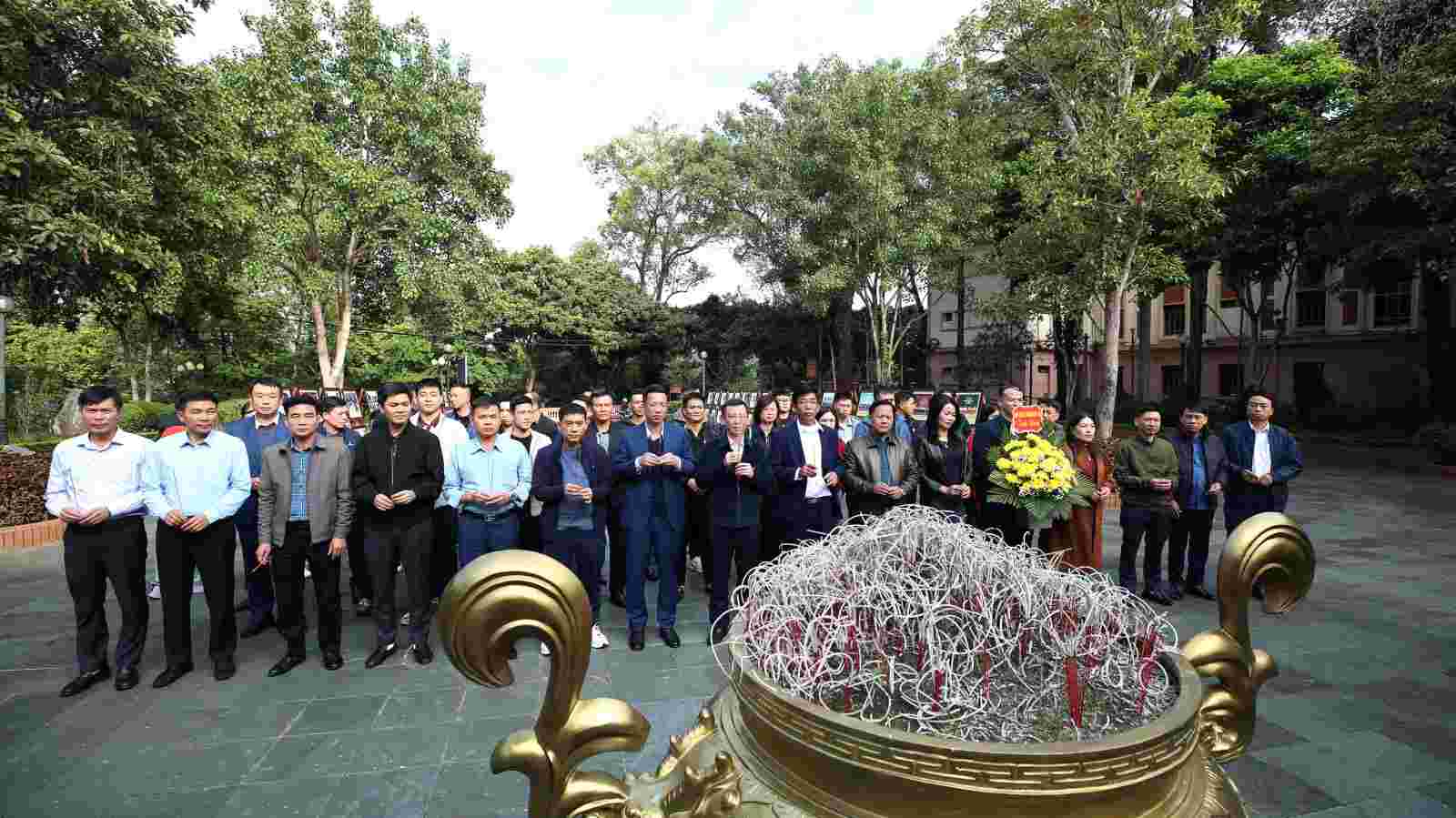 The Nam Mau Coal Company Party Committee has organized for new Party members, along with Party cell secretaries, to offer incense to commemorate and carry out the journey back to the source, visiting "red addresses" in Son La province. Photo: Do Thanh Hai
