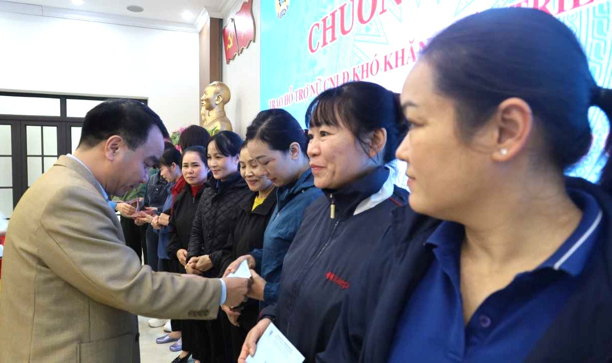 Representative of Ha Tu Coal Company presented support to female workers in difficulty in developing their family economy in phase 4. Photo: Hoang Huyen