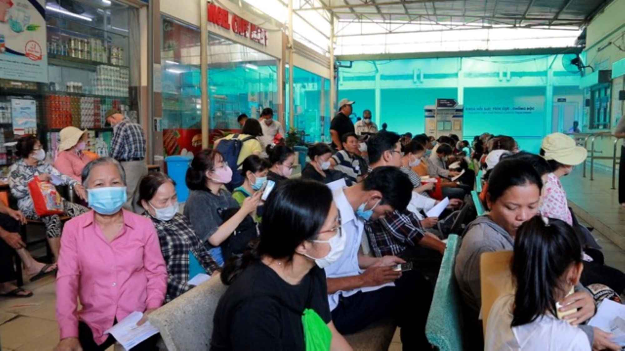 Many patients with serious illnesses benefit from health insurance. Photo: Nguyen Ly