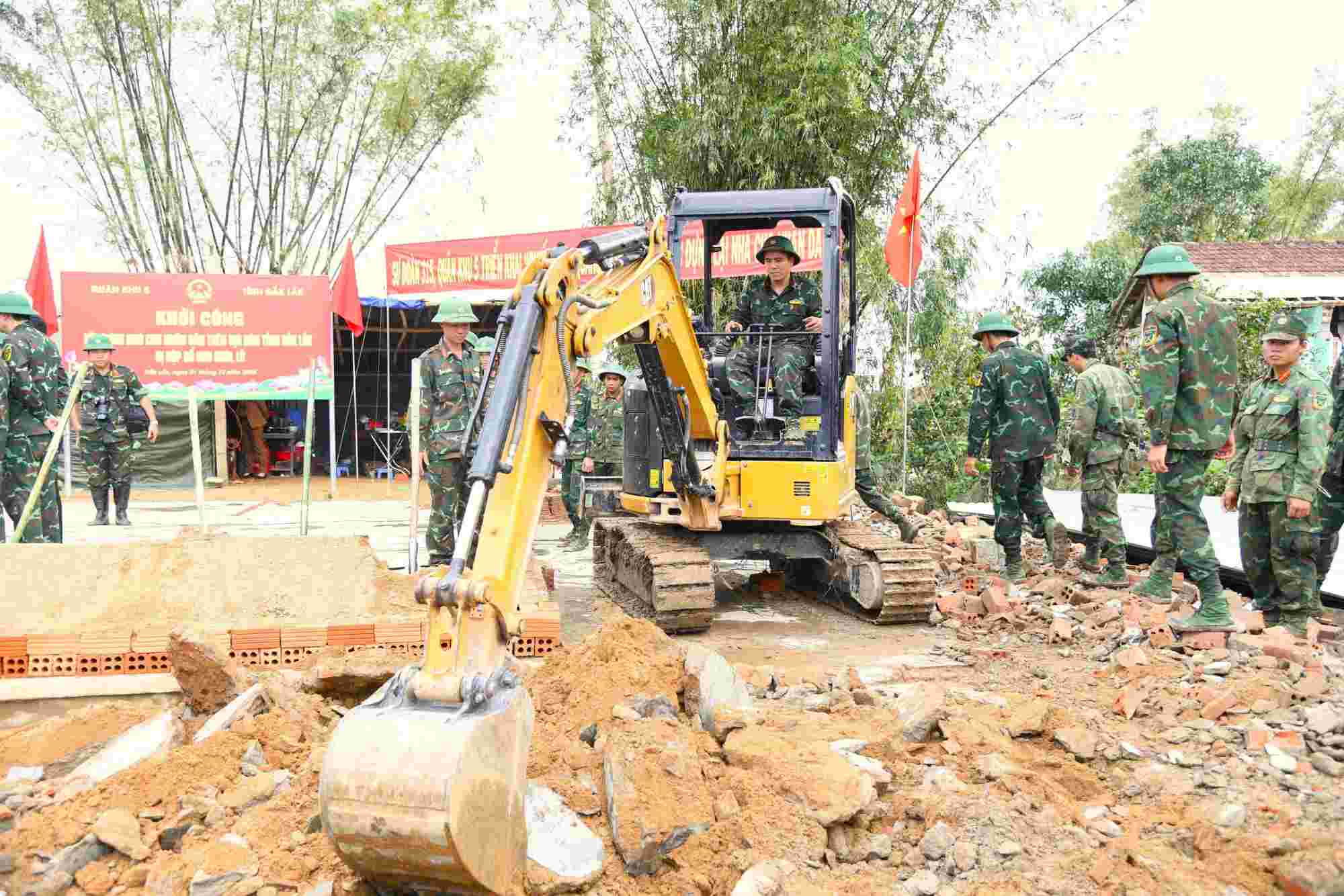 On the morning of December 1, in Gia Lai, Dak Lak and Khanh Hoa provinces, military units simultaneously launched a campaign to build houses for people collapsed by floods. Photo: Huu Long