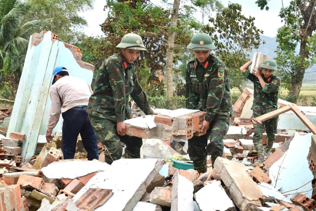 Bo doi Quan khu 5 giup dan dung tam lai nha cua hu hong sau bao lu. Anh: Huu Long