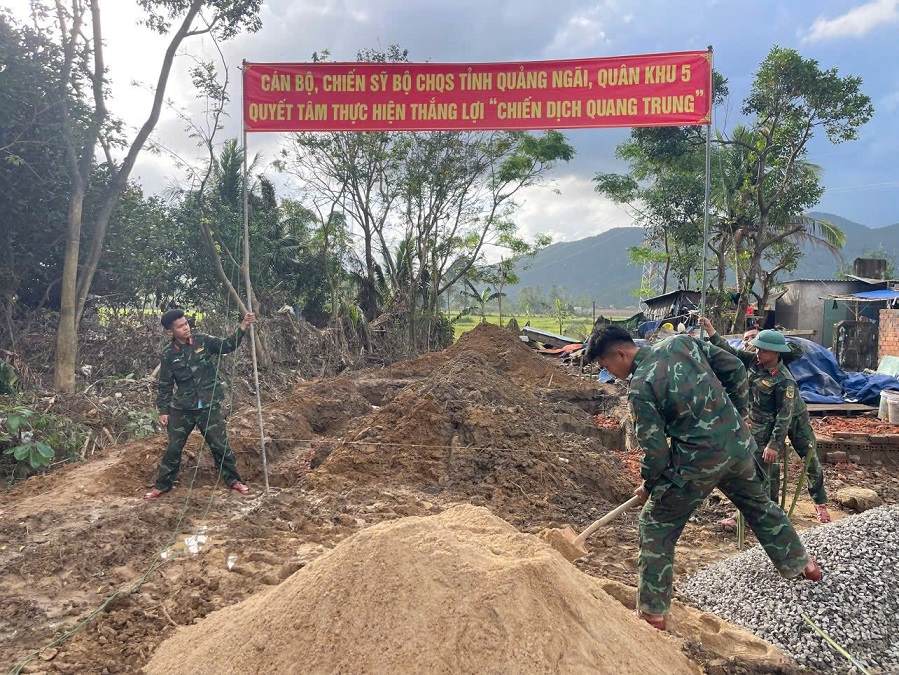 The Quang Ngai Provincial Military Command supported people in flooded areas to build new houses. Photo: Trong Quoc