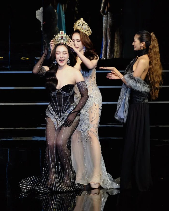 Khoanh khac Phatcharamon Thepraksa dang quang. Anh: