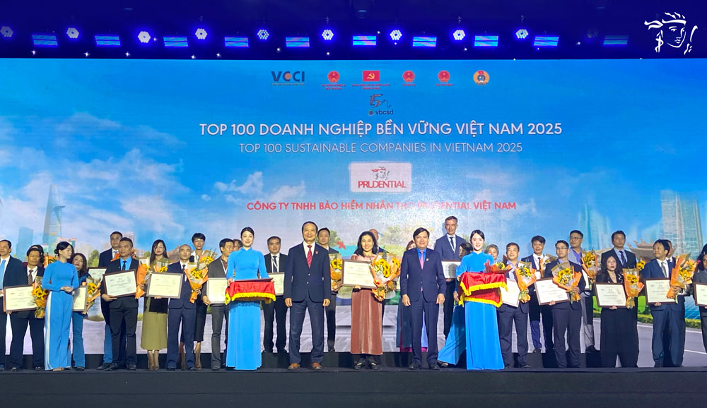 Prudential Vietnam representative received the Top 100 Sustainable Development Enterprises award in 2025. Photo: Provided by the enterprise