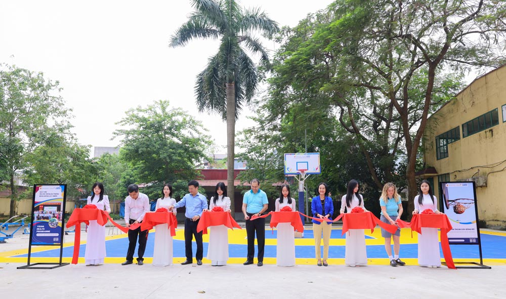 Representatives of AstraZeneca Vietnam, partners and students cut the ribbon to inaugurate a sports playground within the framework of the Youth Health Program. Photo: Provided by the enterprise