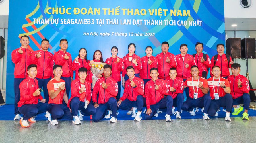Nguyen Thi Huong (holding flowers) and the Vietnamese boat racing team are ready to compete in the 33rd SEA Games. Photo: Bui Luong