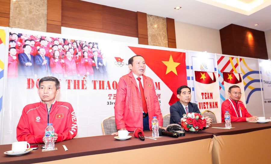 Central Party Committee member, Minister of Culture, Sports and Tourism Nguyen Van Hung met with the Vietnam Sports Delegation before the opening day of the 33rd SEA Games. Photo: Bui Luong