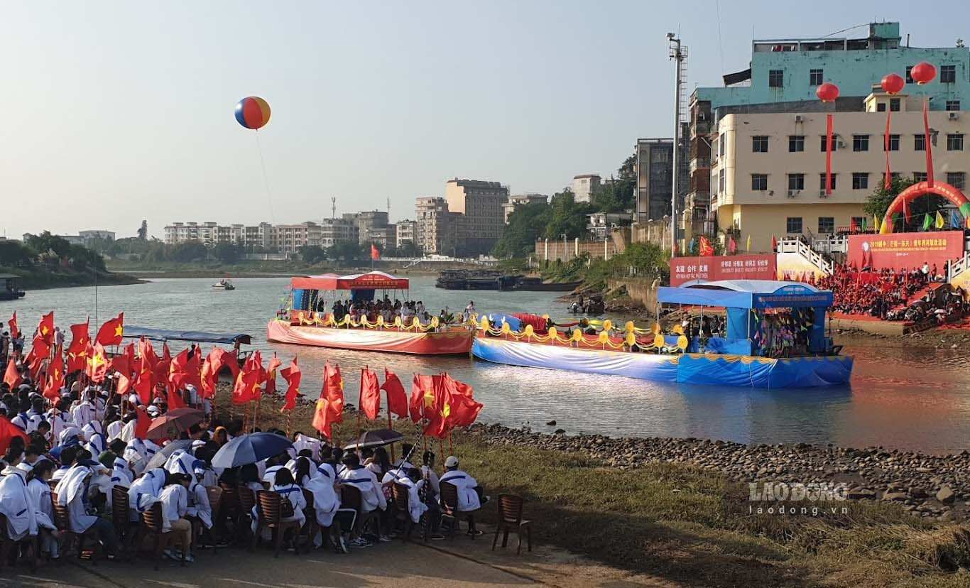 Vietnam-China singing exchange program at Xoay Nguon Intersection, Bac Luan border river in 2017. Photo: Nguyen Hung