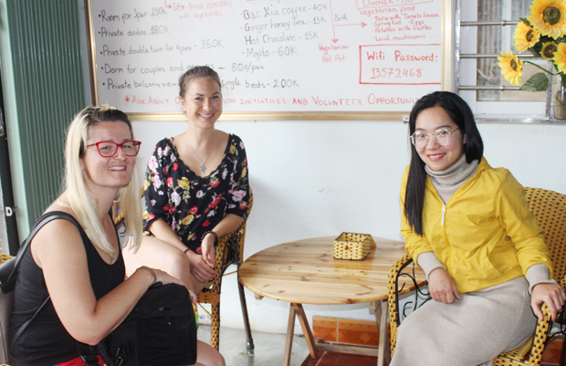 Sung My Yen (ben phai) da co buoc ngoat cua cuoc doi khi quyet dinh chon lam du lich cong dong voi quyet tam, dam nghi dam lam. Anh: Quynh Luu.