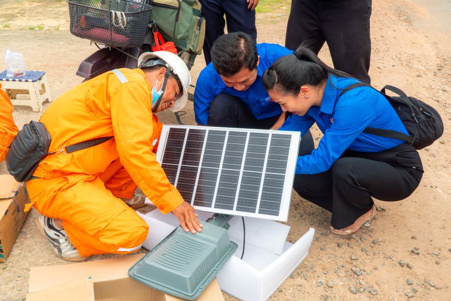 Doan Thanh nien EVNSPC trien khai cong trinh sap sang duong que tren dia ban tinh Tay Ninh. Anh: EVNSPC