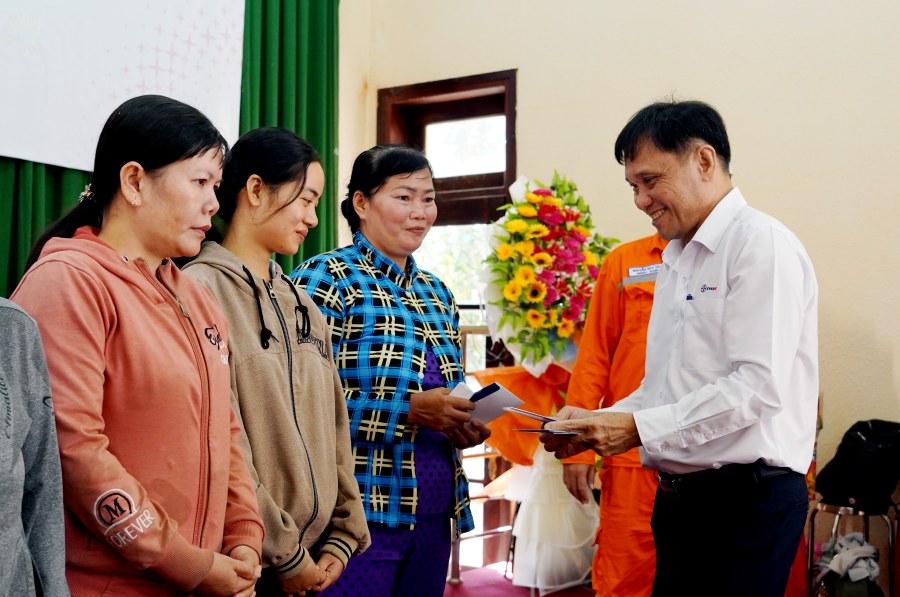 Cong tac an sinh xa hoi la mot trong nhung hoat dong trong tam cua EVNSPC trong Thang Tri an khach hang. Anh: EVNSPC