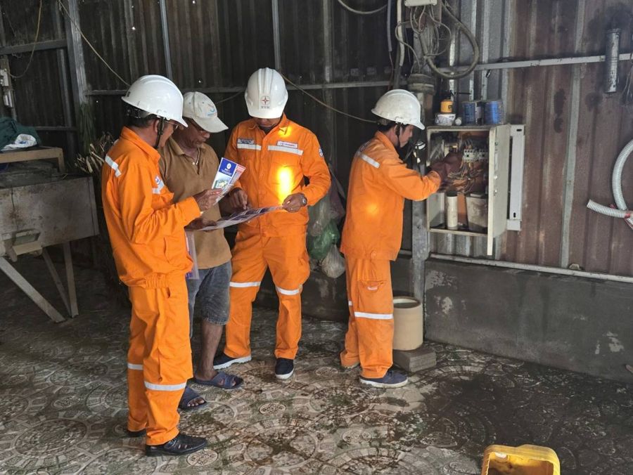Lam Dong Power Company checks the power system after meters and guides people in flooded areas to use electricity safely. Photo: EVNSPC