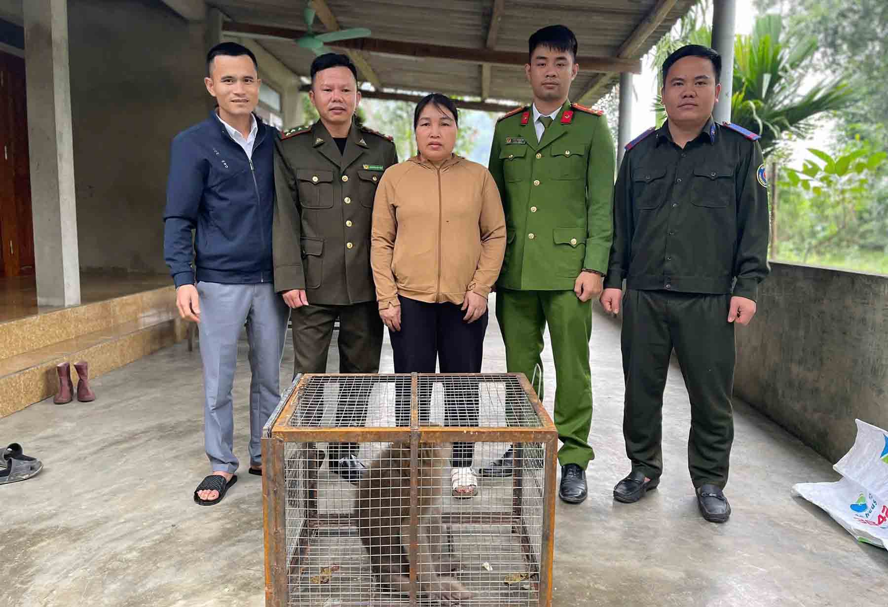 Ms. Nhung handed over the golden monkey to the authorities for release into the wild. Photo: Ha Tinh Police.
