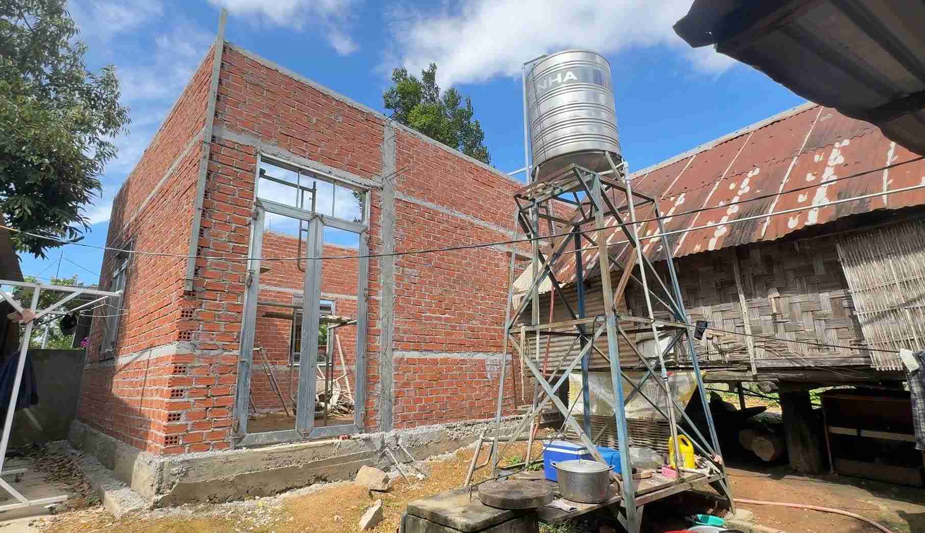 Nhieu nha xay dung khang trang o Dak Lieng nho nguoi dan cham chi san xuat, kinh doanh. Anh: Bao Lam