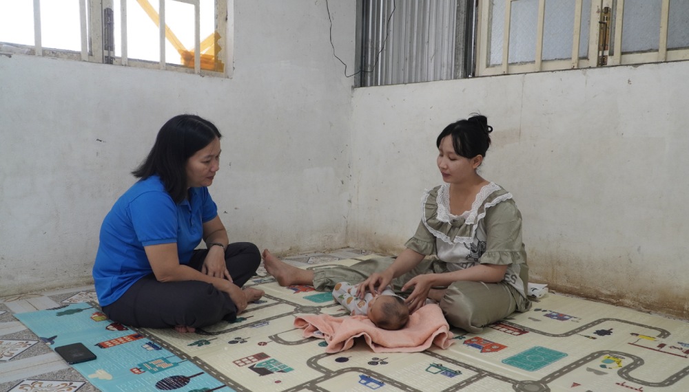 The female worker confided that she wished to have money for heart surgery for her daughter. Photo: Nguyen Anh