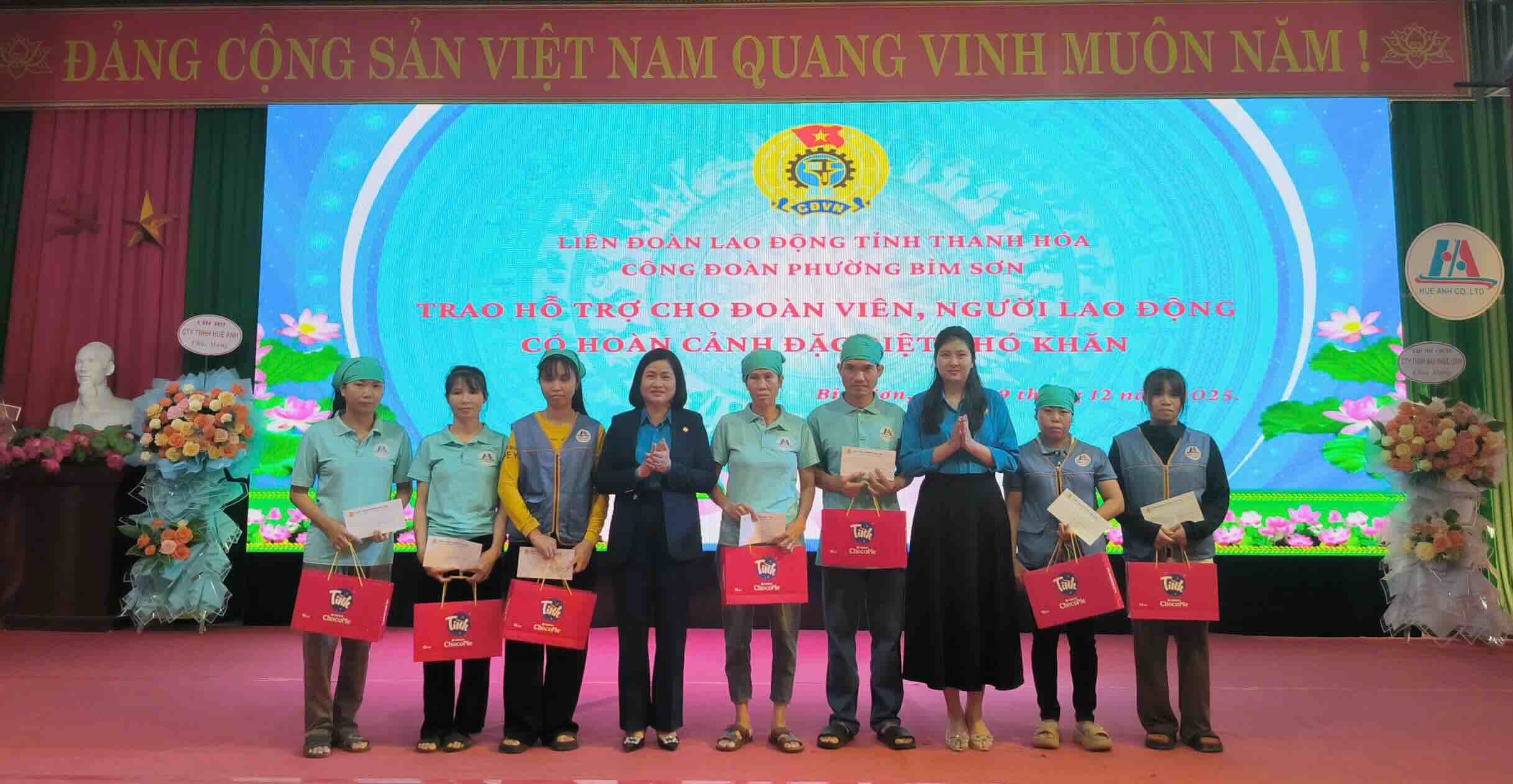 Leaders of Bim Son Ward Trade Union presented gifts to union members and workers. Photo: Thanh Hoa Trade Union