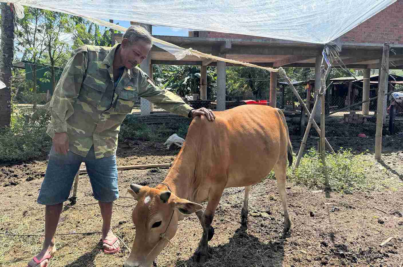Ba con nhan dan xa Dak Lieng da tap trung phat trien kinh te, xay dung que huong ngay cang van minh, giau dep. Anh: Bao Lam