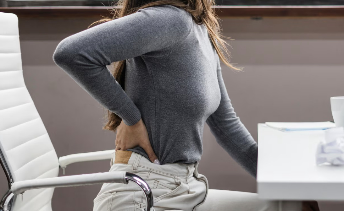 Back pain caused by sitting for long periods, muscle strain or lack of exercise is increasingly common. Photo: Thuy Duong