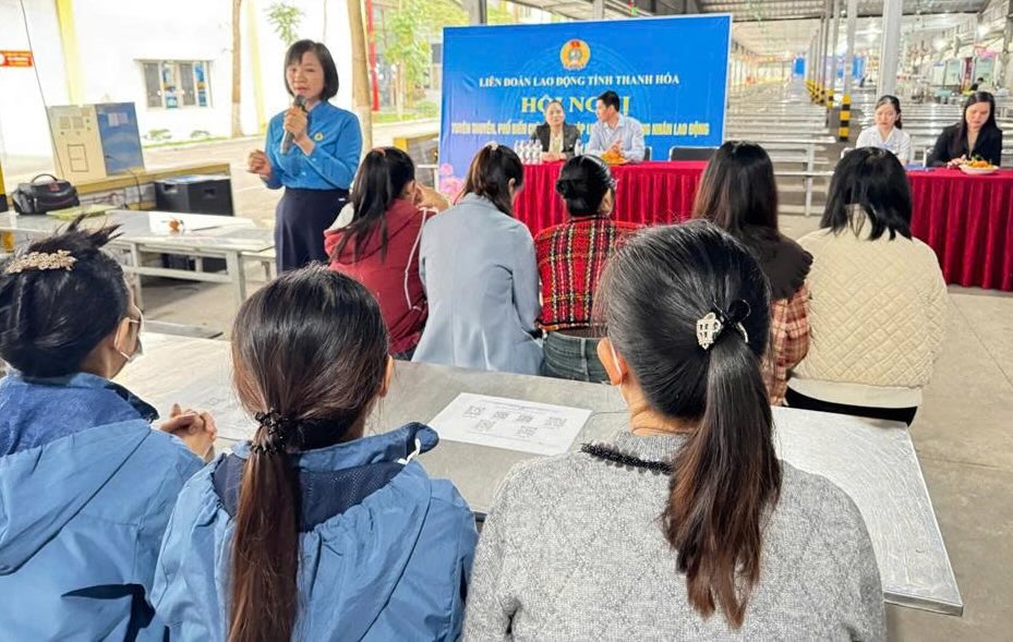 Representative of Thanh Hoa Provincial Federation of Labor disseminated the new regulations of the Social Insurance Law 2024 for female workers at Alena Vietnam Shoes Company Limited. Photo: Thanh Hoa Trade Union