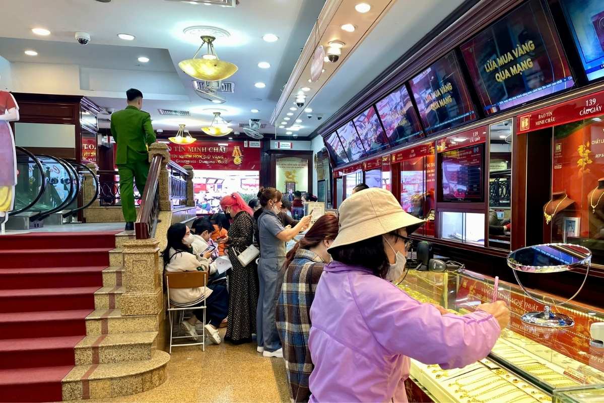 Exciting scene in this morning's trading session at a gold shop on Cau Giay Street, Hanoi. Photo: Ha Linh