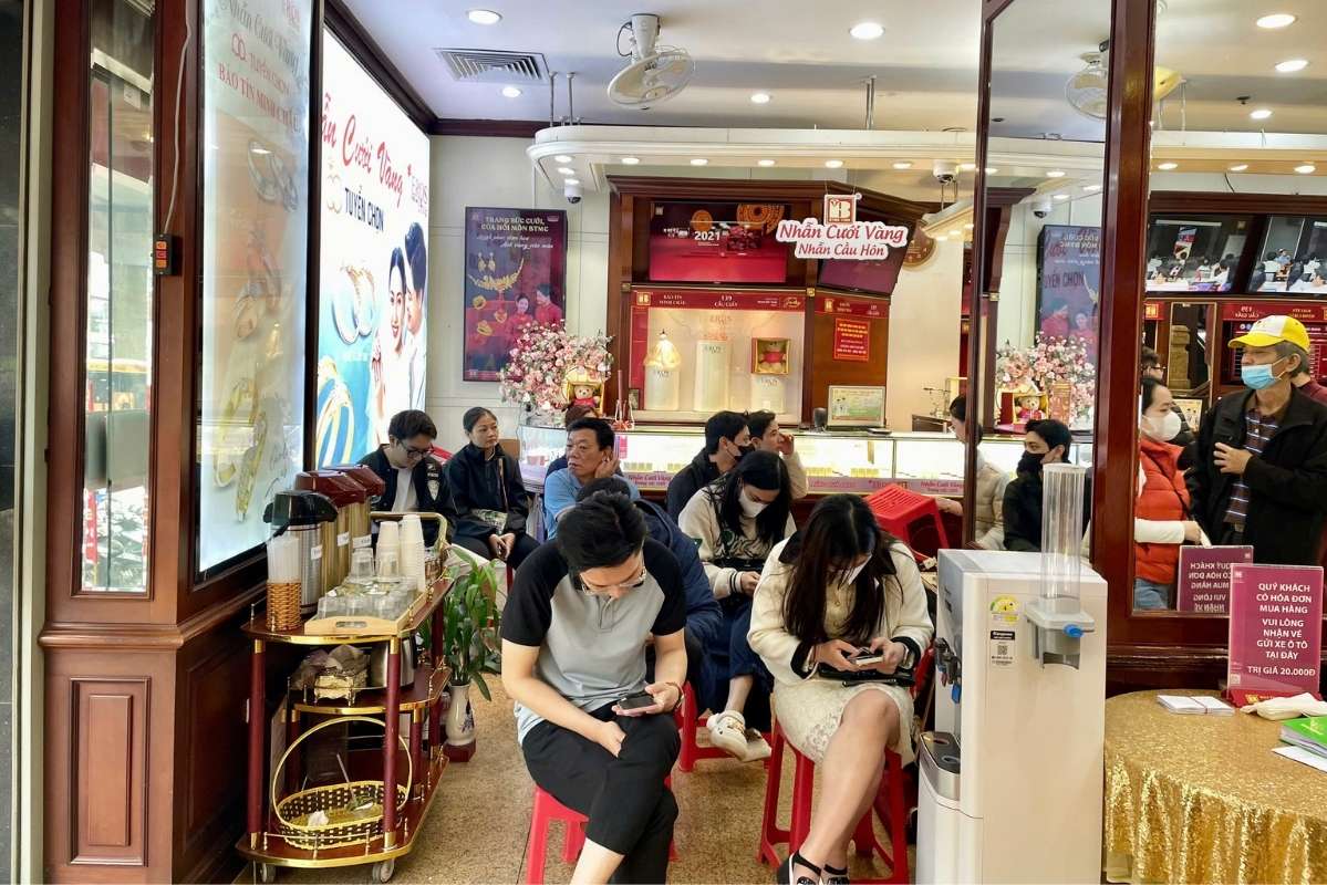 Ben canh nhung nguoi co nhu cau mua vao, luong nguoi ngoi cho ban ra chot loi dip cuoi nam tang cao. Anh: Ha Linh 