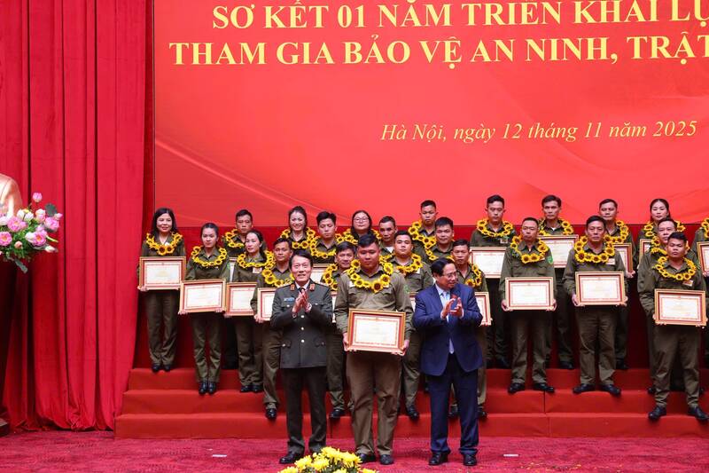 Mr. Le Chi Linh - Head of the Security and Order Team of Hamlet 2B, Phong Hiep Commune (Ca Mau) is honored to be one of 36 outstanding individuals nationwide with outstanding achievements in the emulation movement in the field of mountainousness participating in protecting security and order at the grassroots level. Photo: Ministry of Public Security