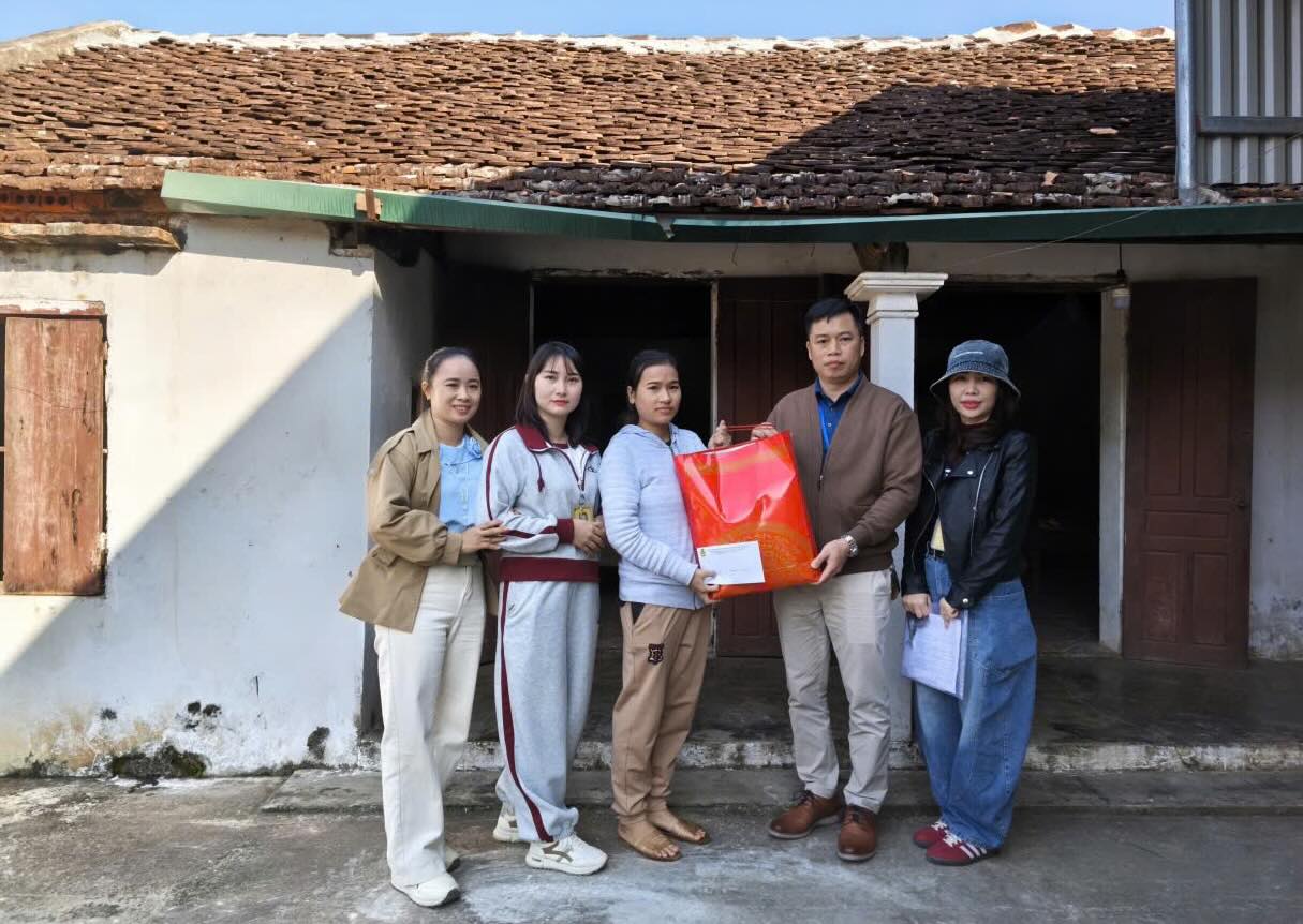 M. Nguyễn Văn Tý - Président du syndicat de la société - remet des cadeaux de soutien aux familles touchées par les tempêtes et les inondations. Photo : Syndicat de Thanh Hóa