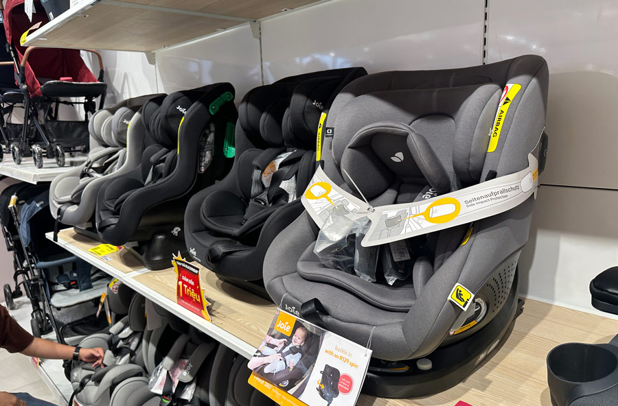 Images of some child seat models on cars on the market. Photo: Duong Anh