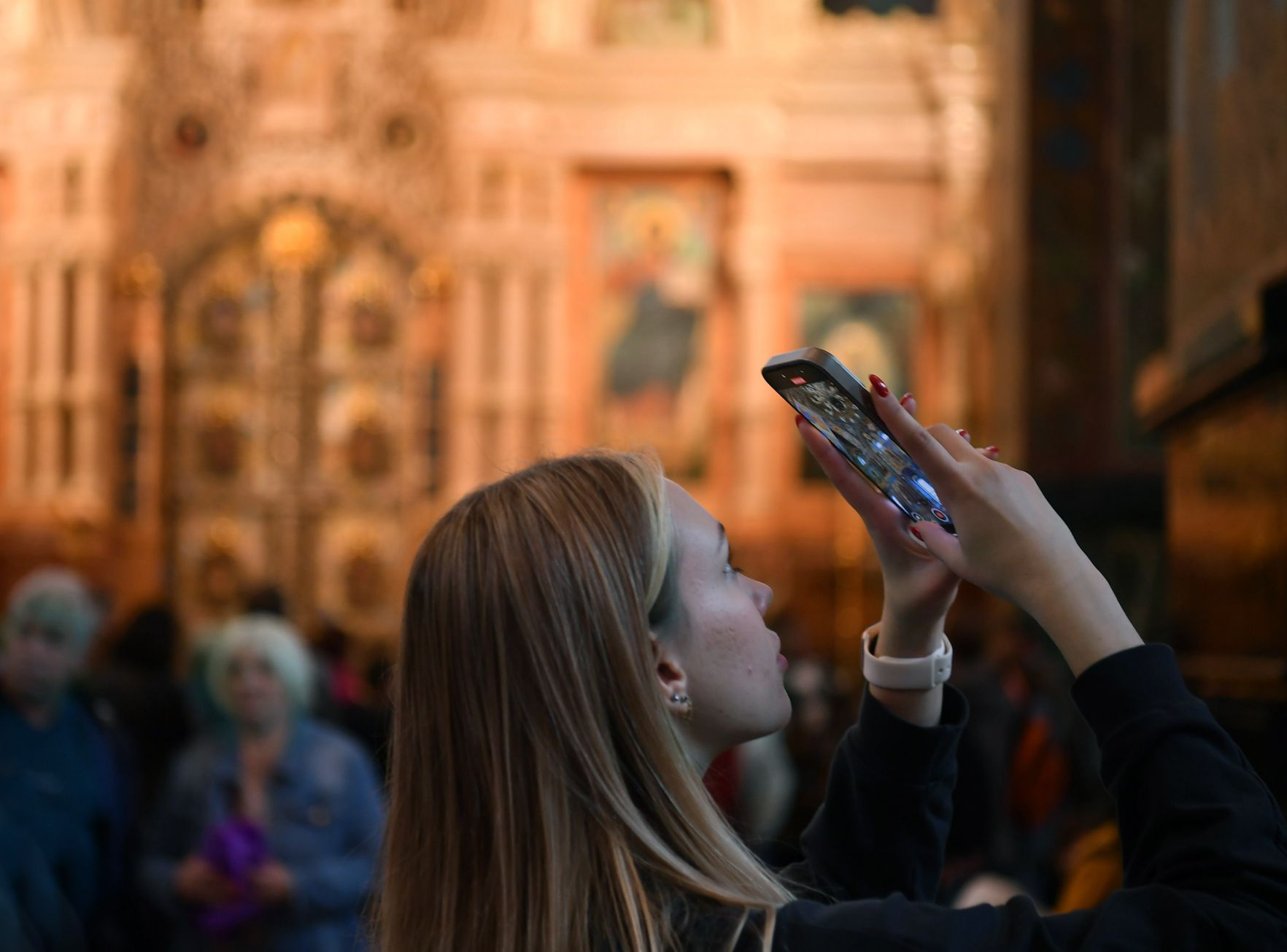 Nu du khach chup lai vom nha tho. Anh: Viet Van