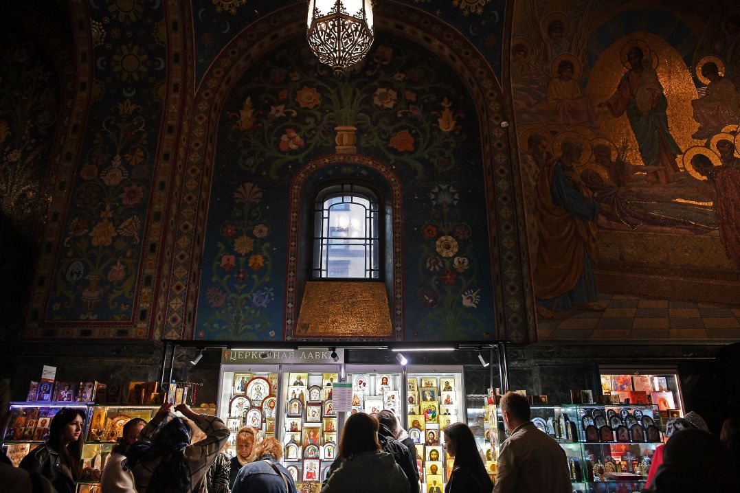 Kien truc nha tho trong anh sang tao ra nhung mang sang toi huyen ao. Anh: Viet Van