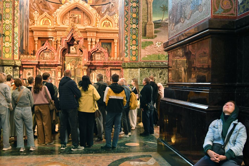 Long lay va tinh te, ti mi den tung chi tiet o cac buc kham. Anh: Viet Van