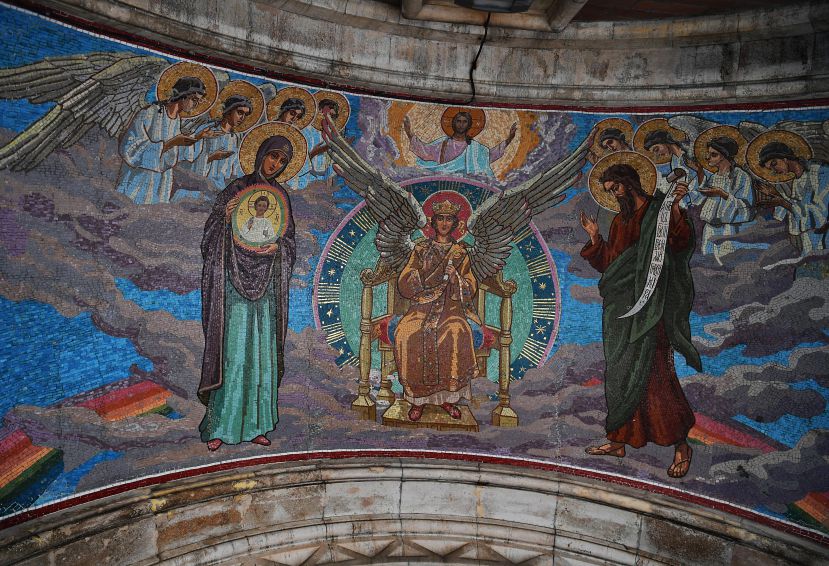 Mot buc tranh kham mosaic quy mo lon nam tren mot vom cua Nha tho, mo ta mot canh quan trong trong than hoc Kito giao Chinh thong. Anh: Viet Van