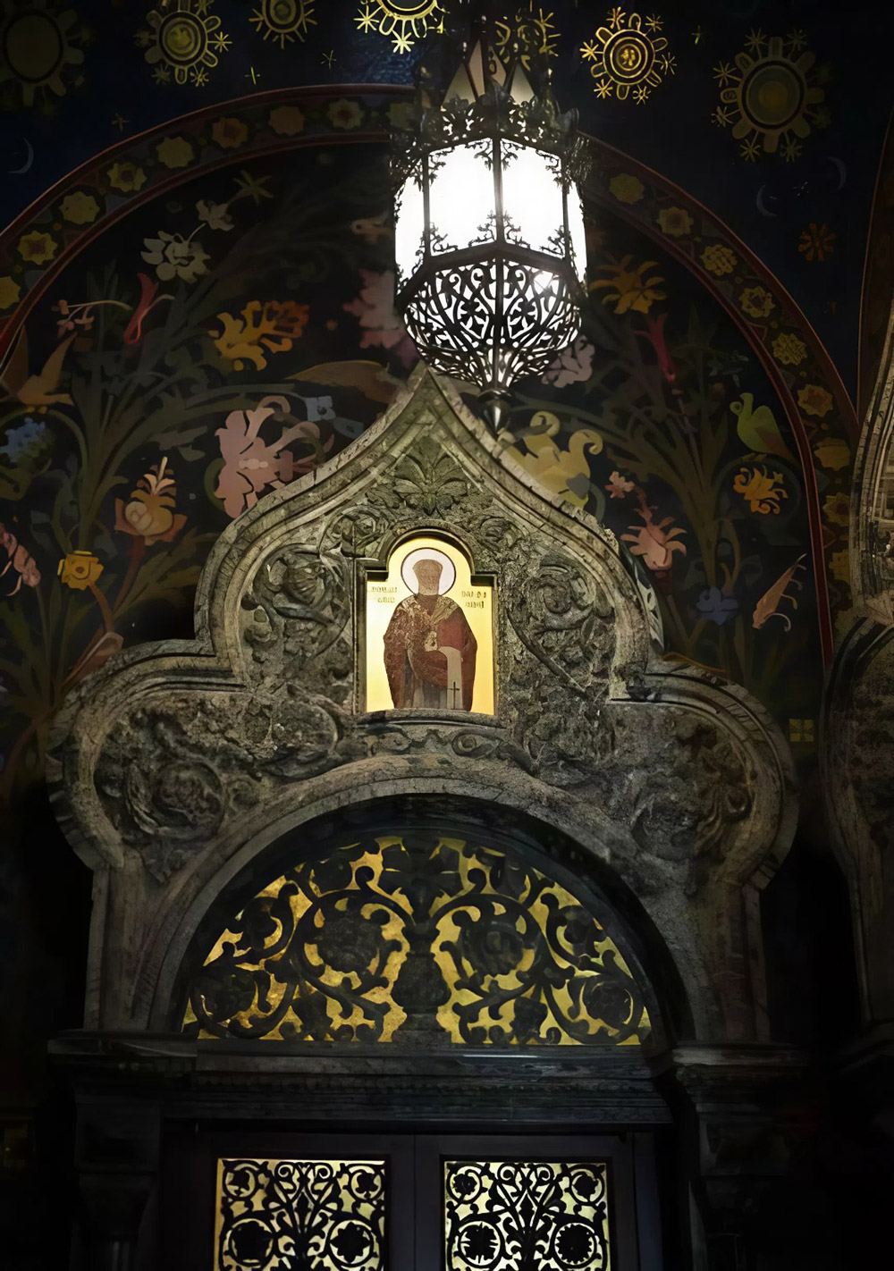 Vom cong da cham khac cong phu cung nghe thuat kham mosaic ton giao va hoa van Phuc hung Nga ruc ro. Anh: Viet Van