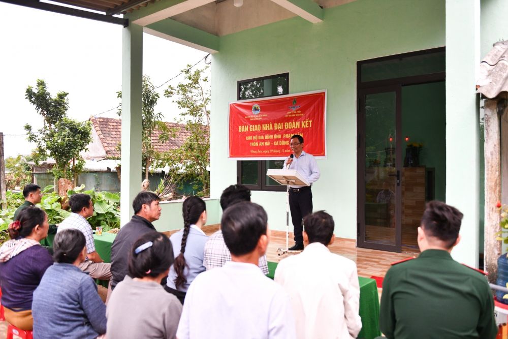 Dai dien BSR, ong Cao Tuan Si - Giam doc Nha may Loc dau Dung Quat bay to hy vong can nha moi se giup ong Pham Ban vuot qua kho khan, on dinh cuoc song