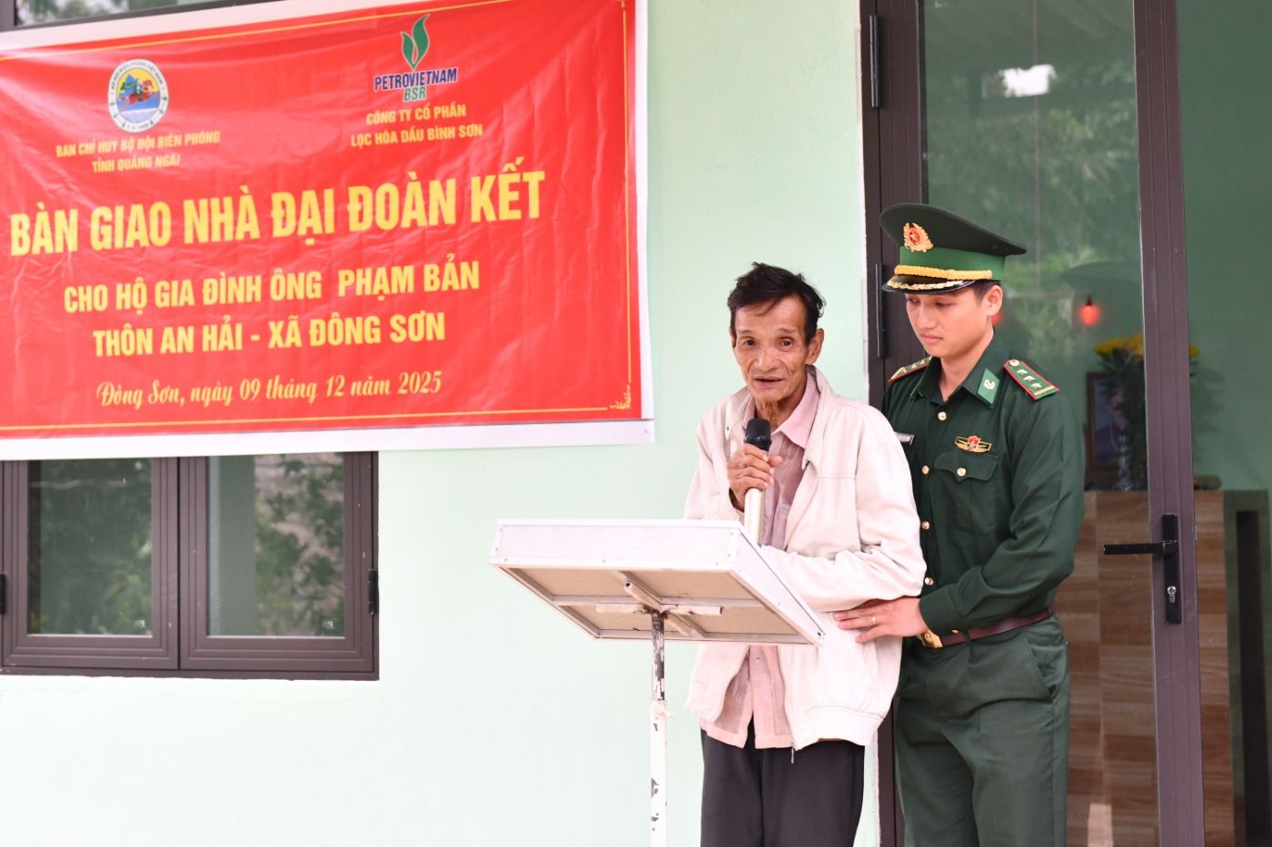 Ong Pham Ban bay to su xuc dong khi duoc nhan can nha Dai doan ket. Anh: BSR