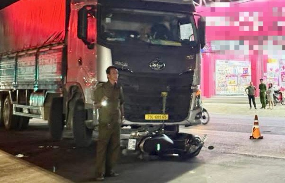 Hien truong vu tai nan giua xe may cho 4 nguoi va xe tai khien 1 nguoi tu vong. Anh: Pham Duy