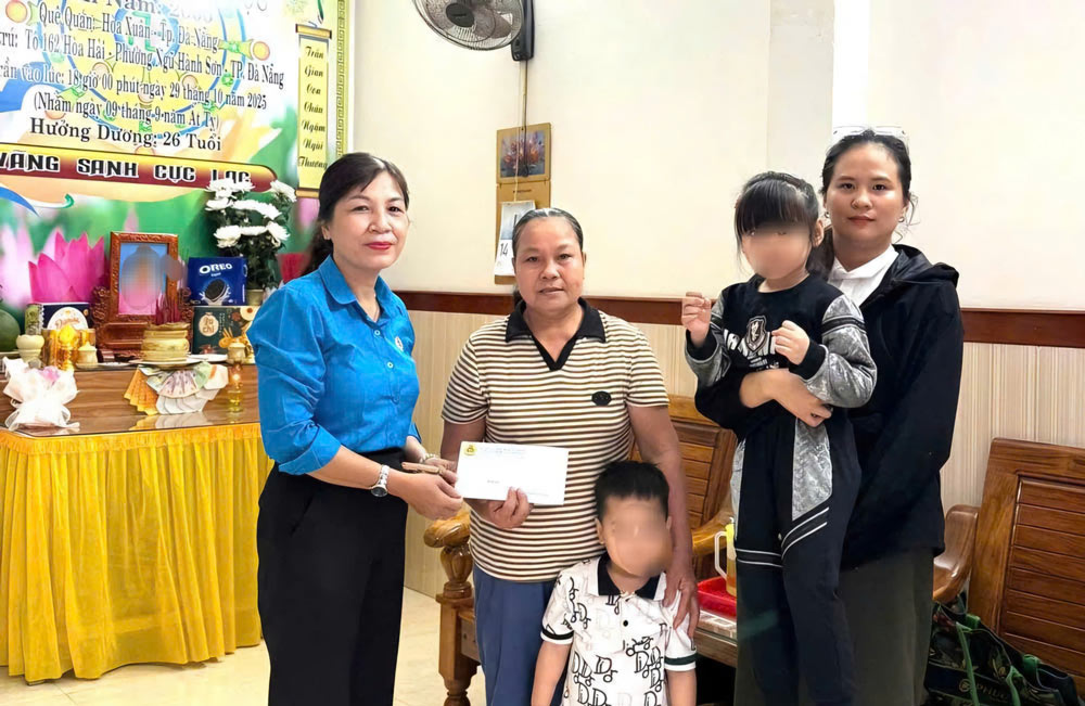 Son Tra Ward Union, Da Nang presented 10 million VND in support to union members' families in especially difficult circumstances. Photo: Son Tra Trade Union.