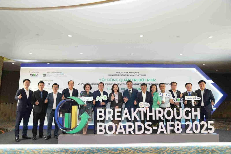 Ong Pham Viet Anh - Chu tich HDQT PVTrans cung cac lanh dao cap cao tai Dien dan thuong nien ve Quan tri Cong ty AF8 2025. Anh: PVTrans