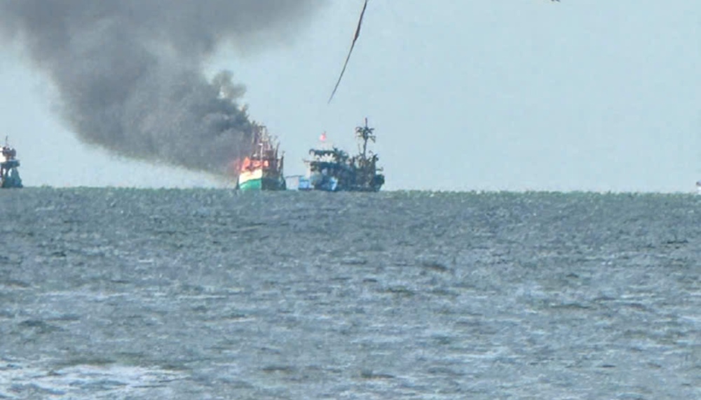 2 pescadores que sufrieron un accidente en un barco pesquero quemado fueron rescatados a la costa de forma segura. Foto: Bien phong proporcionada