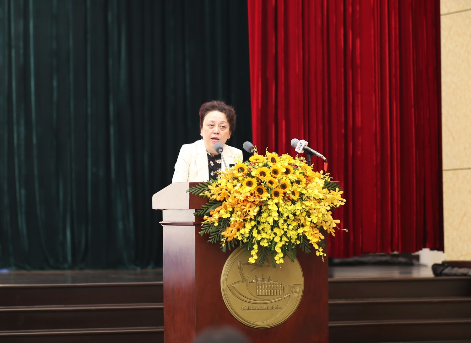 Giam doc So An toan thuc pham TPHCM Pham Khanh Phong Lan tra loi chat van.  Anh: Ha Khanh