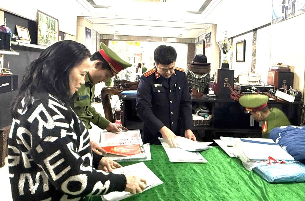 Luc luong cong an kham xet noi o cua vo chong Nguyen Huu Binh va Le Thi Thu Huong. Anh: CONG AN THANH HOA.