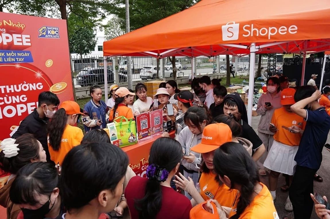 Khong it nguoi da mo ngay ung dung Shopee va trai nghiem truc tiep. Anh: Shopee