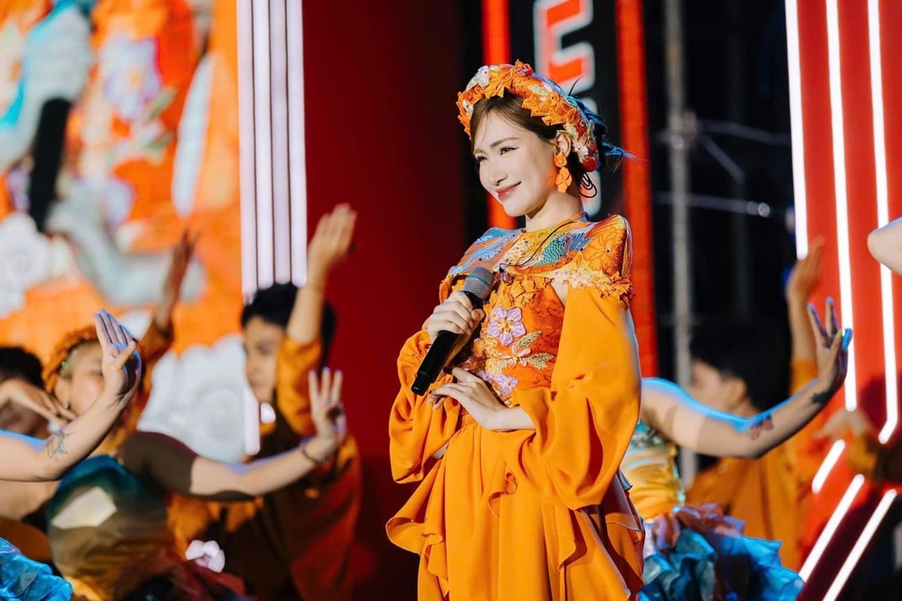 Nguoi lao dong KCN Van Trang, Bac Ninh hoa minh voi phan trinh dien cua Hoa Minzy. Anh: Shopee