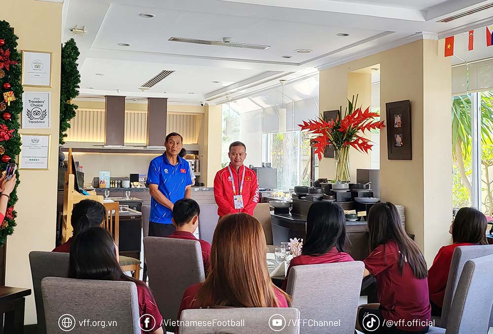 Huan luyen vien Mai Duc Chung bao cao nhanh tinh hinh toan doi trong buoi gap mat. Anh: VFF