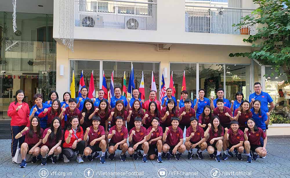 Leaders of the Vietnamese sports delegation visited and cheered on the women's football team before the decisive match at the 33rd SEA Games. Photo: VFF