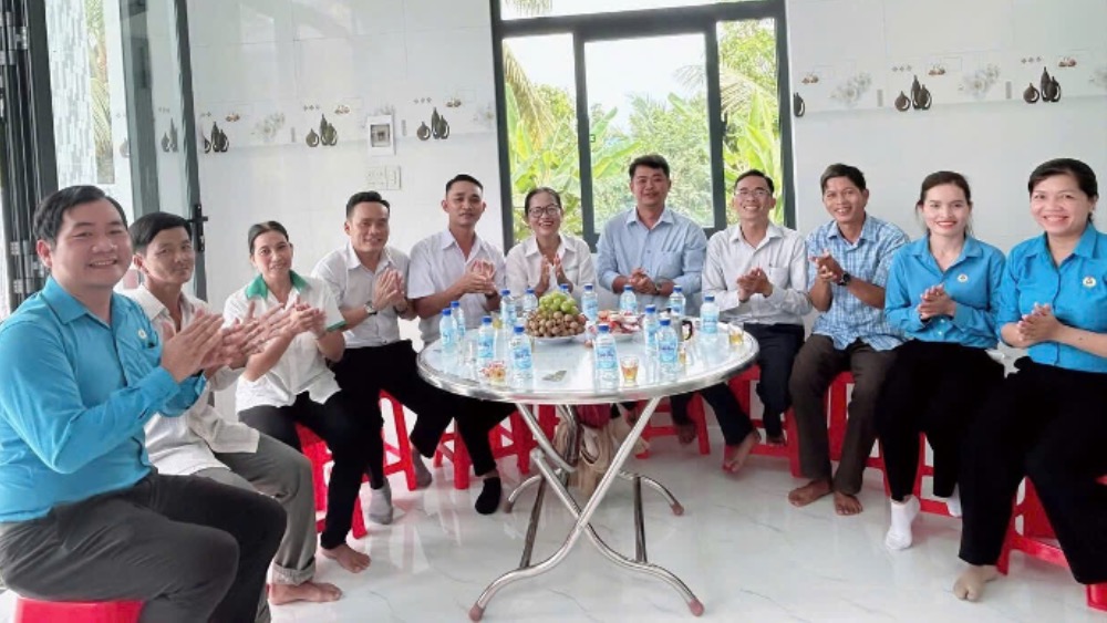 Quang canh buoi le ban giao ban giao Mai am Cong doan cho doan vien tinh Dong Thap. Anh: Luu Hung.