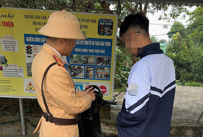 Lực lượng CSGT kiểm tra với 1 học sinh nam. Ảnh: Cục CSGT